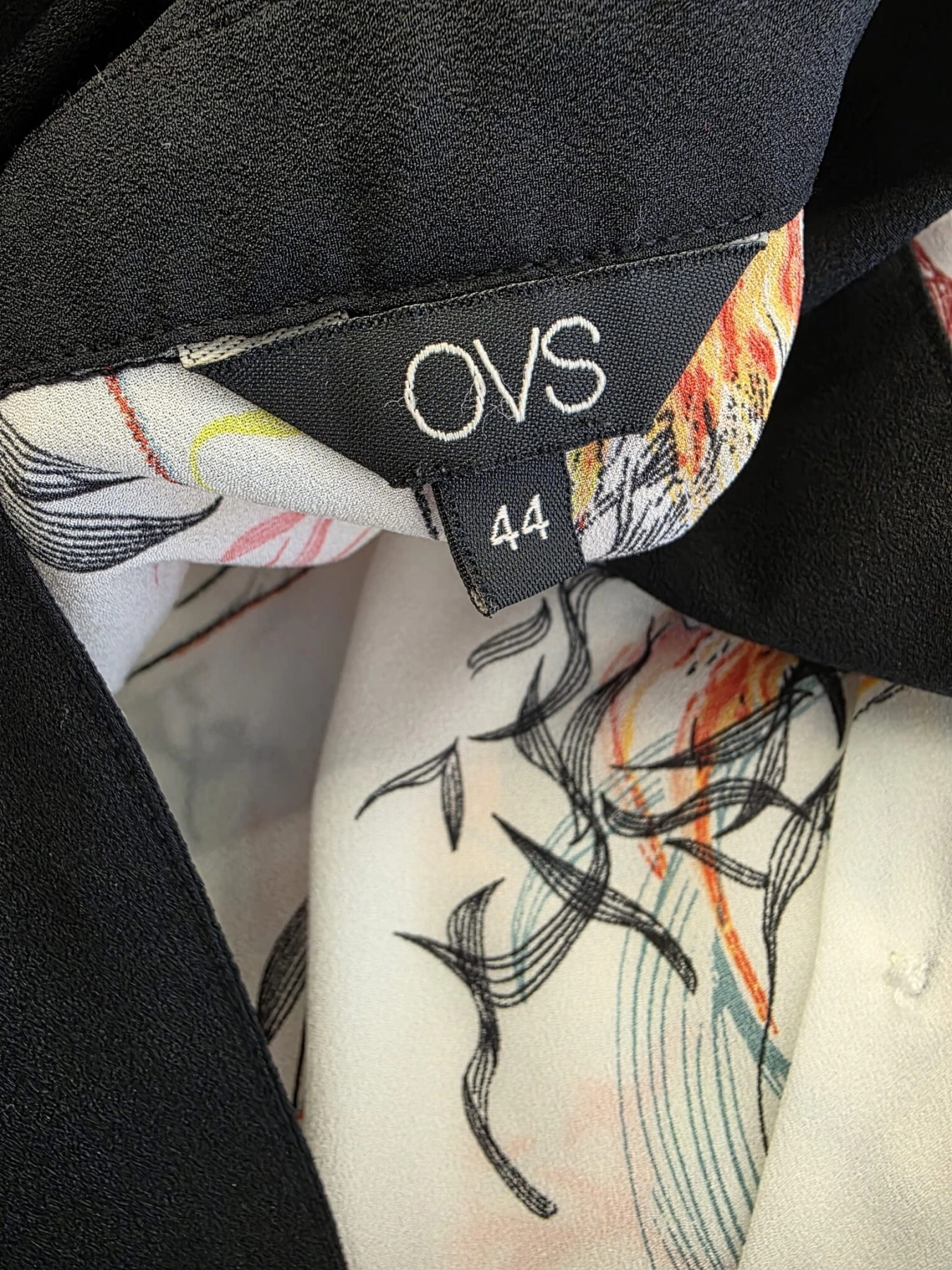 Kompletna stylizacja damska premium składająca się z szerokich spodni z lnem H&amp;M oraz koralowej bluzki z bawełną organiczną Tchibo oraz bluzki OVS w piękne kolorowe wzory