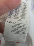 Biała sukienka maxi marki Sinsay wykonana w 100% z bawełny to idealna, zwiewna sukienka letnia na ramiączkach, która dzięki elastycznemu gorsetowi i kaskadowym falbanom pięknie podkreśla sylwetkę.