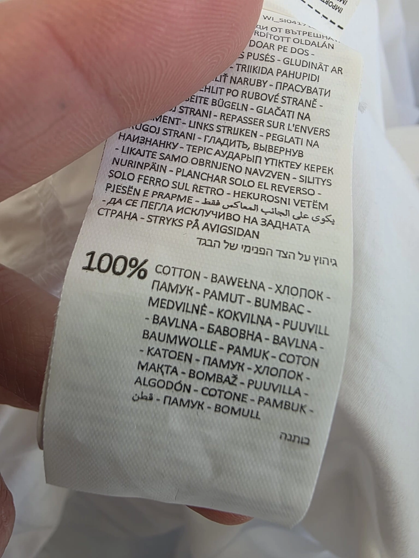 Biała sukienka maxi marki Sinsay wykonana w 100% z bawełny to idealna, zwiewna sukienka letnia na ramiączkach, która dzięki elastycznemu gorsetowi i kaskadowym falbanom pięknie podkreśla sylwetkę.