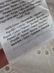 Trzyczęściowa stylizacja damska składająca się z białej ażurowej koszuli JDY, marszczonego topu gorsetowego H&amp;M oraz beżowych spodni z wysokim stanem