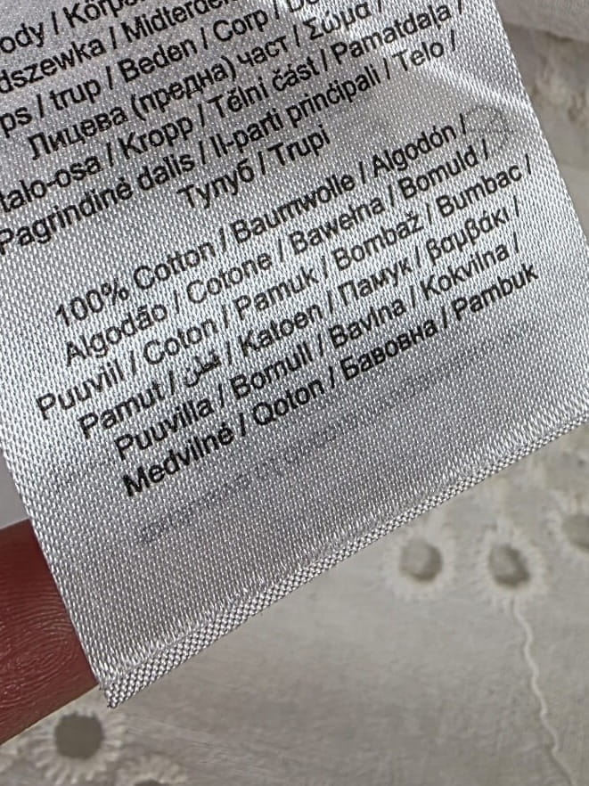 Trzyczęściowa stylizacja damska składająca się z białej ażurowej koszuli JDY, marszczonego topu gorsetowego H&amp;M oraz beżowych spodni z wysokim stanem