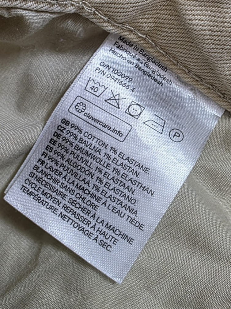 Trzyczęściowa stylizacja damska składająca się z białej ażurowej koszuli JDY, marszczonego topu gorsetowego H&amp;M oraz beżowych spodni z wysokim stanem