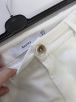 Wyjątkowy komplet damski premium składający się z czarnej bluzki Cellbes z dekoltem z łezką oraz białych, szerokich spodni garniturowych Bershka high waist