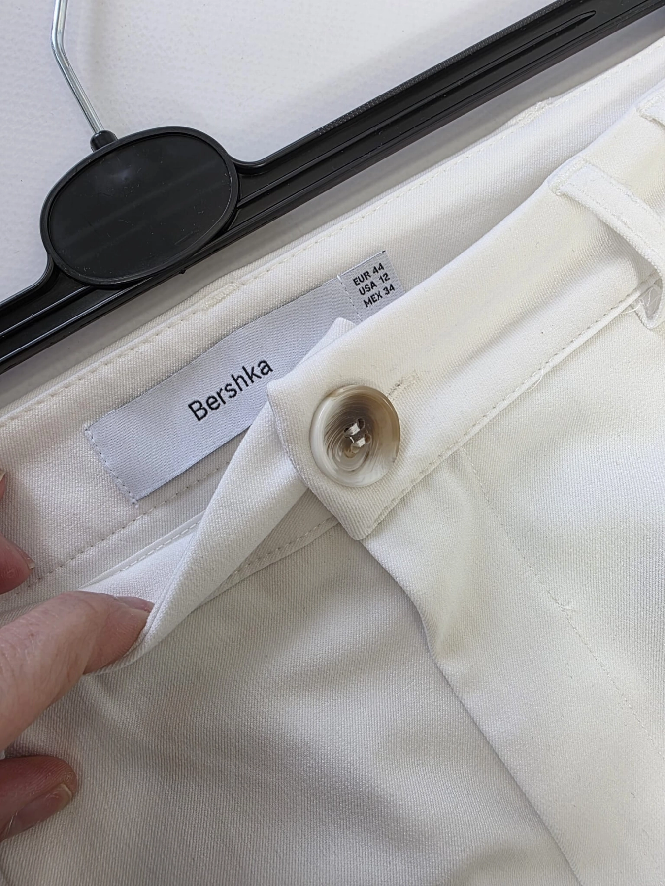 Wyjątkowy komplet damski premium składający się z czarnej bluzki Cellbes z dekoltem z łezką oraz białych, szerokich spodni garniturowych Bershka high waist