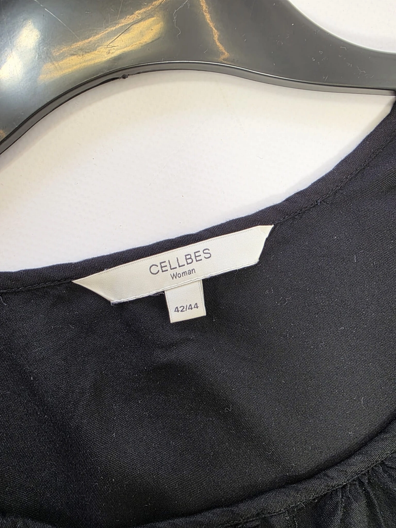 Wyjątkowy komplet damski premium składający się z czarnej bluzki Cellbes z dekoltem z łezką oraz białych, szerokich spodni garniturowych Bershka high waist