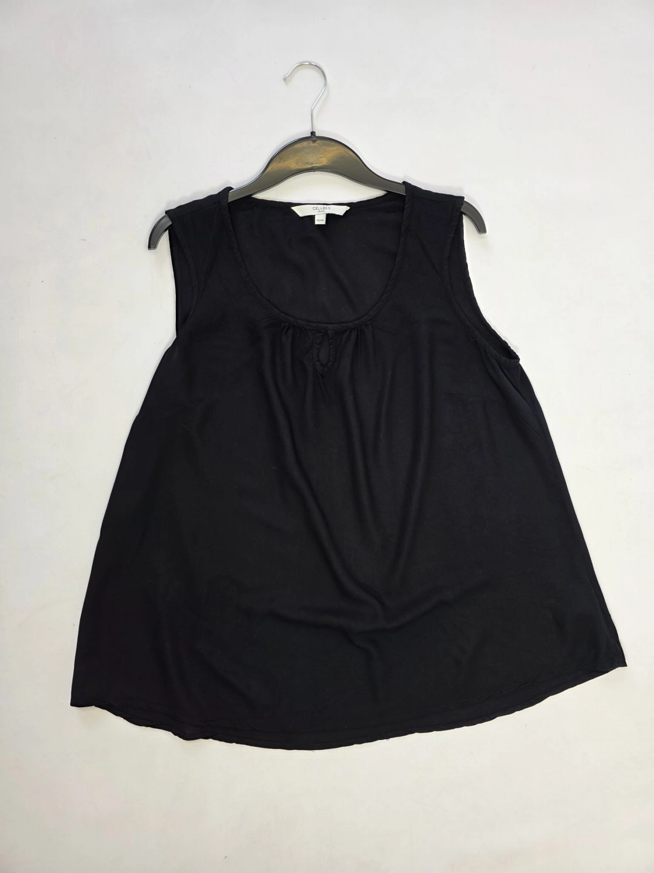 Wyjątkowy komplet damski premium składający się z czarnej bluzki Cellbes z dekoltem z łezką oraz białych, szerokich spodni garniturowych Bershka high waist