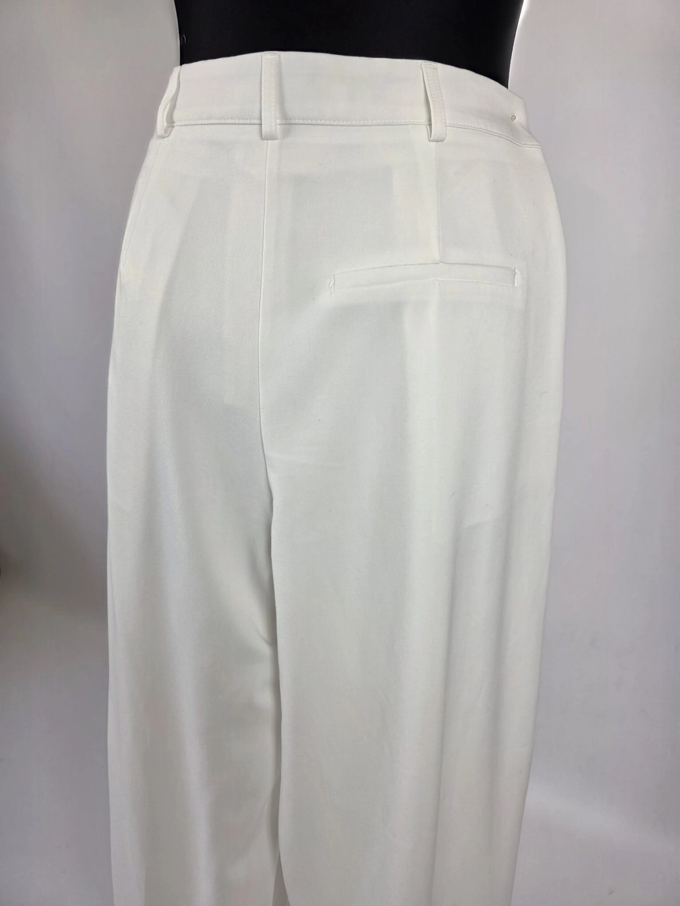 Wyjątkowy komplet damski premium składający się z czarnej bluzki Cellbes z dekoltem z łezką oraz białych, szerokich spodni garniturowych Bershka high waist