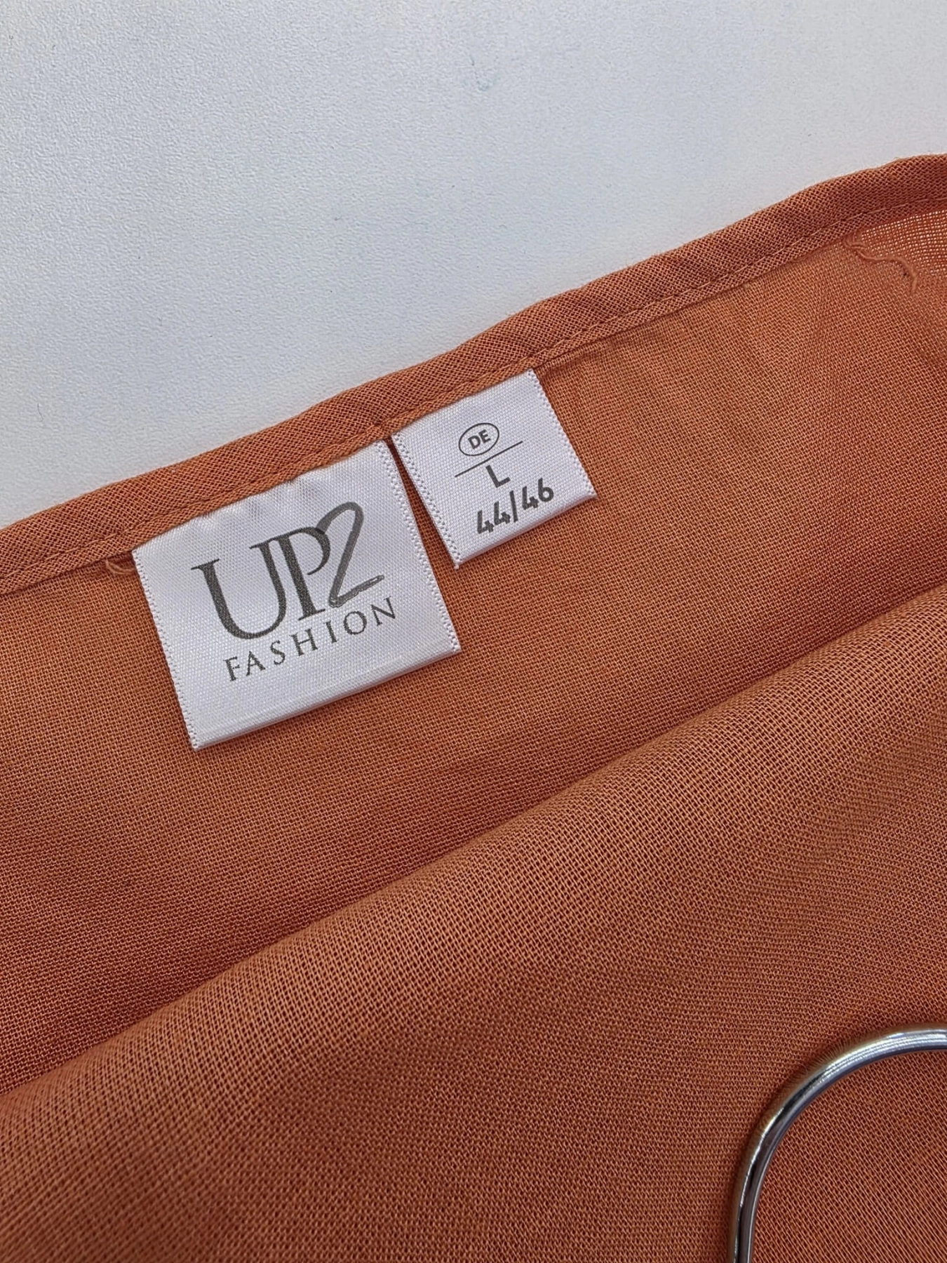 Zwiewna bawełniana sukienka maxi UP2 Fashion w stylu etnicznym to doskonała propozycja na lato, gwarantująca stylowy wygląd oraz wyjątkowy komfort noszenia