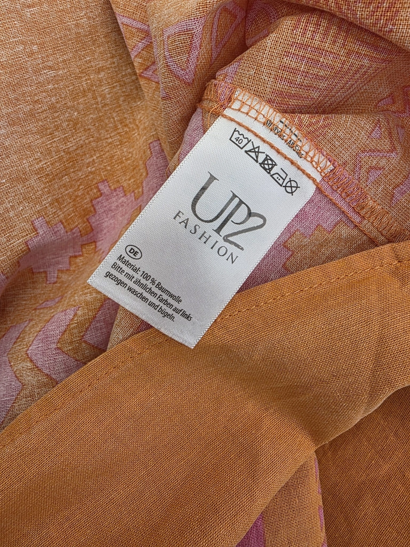 Zwiewna bawełniana sukienka maxi UP2 Fashion w stylu etnicznym to doskonała propozycja na lato, gwarantująca stylowy wygląd oraz wyjątkowy komfort noszenia