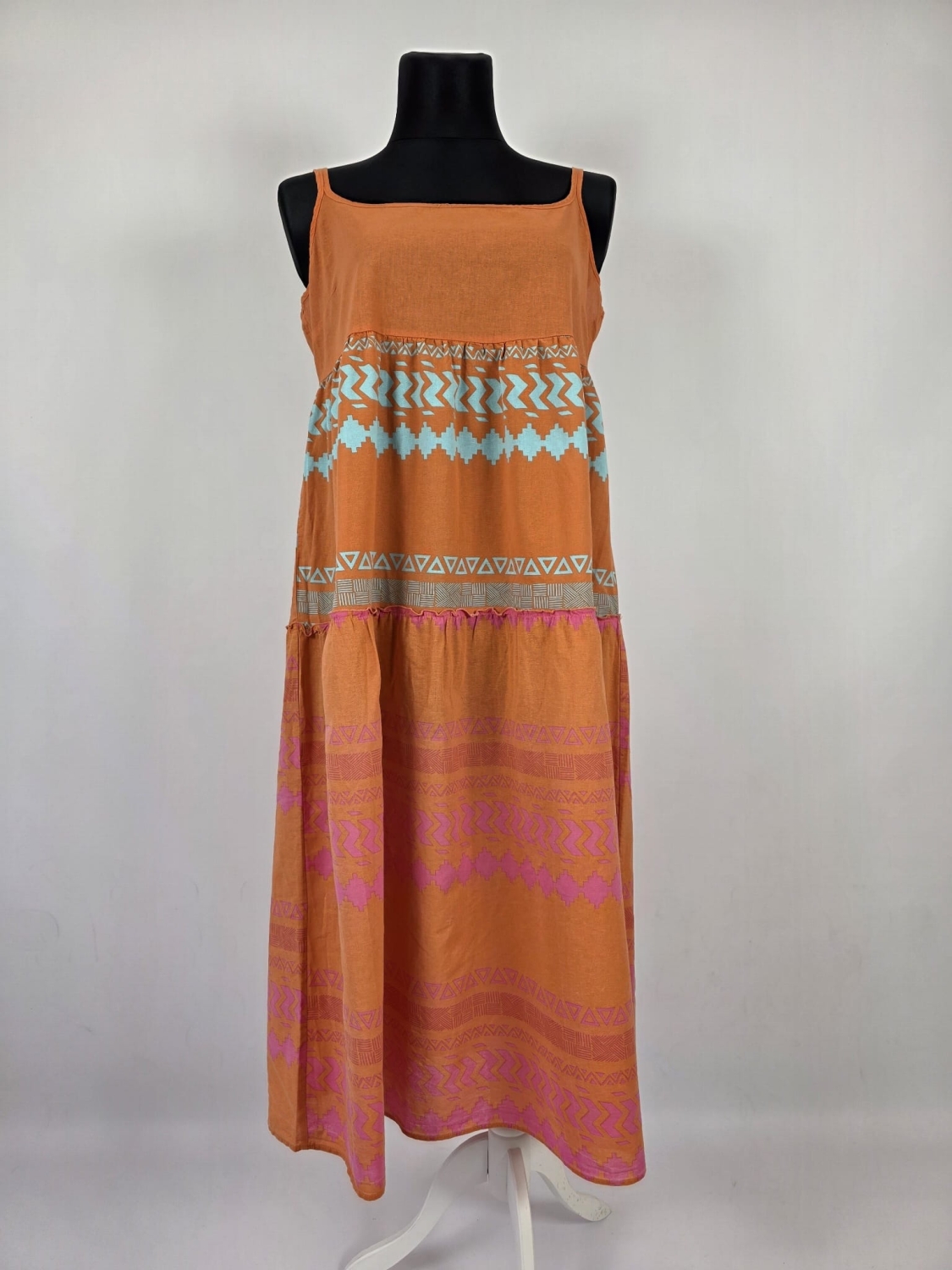 Zwiewna bawełniana sukienka maxi UP2 Fashion w stylu etnicznym to doskonała propozycja na lato, gwarantująca stylowy wygląd oraz wyjątkowy komfort noszenia