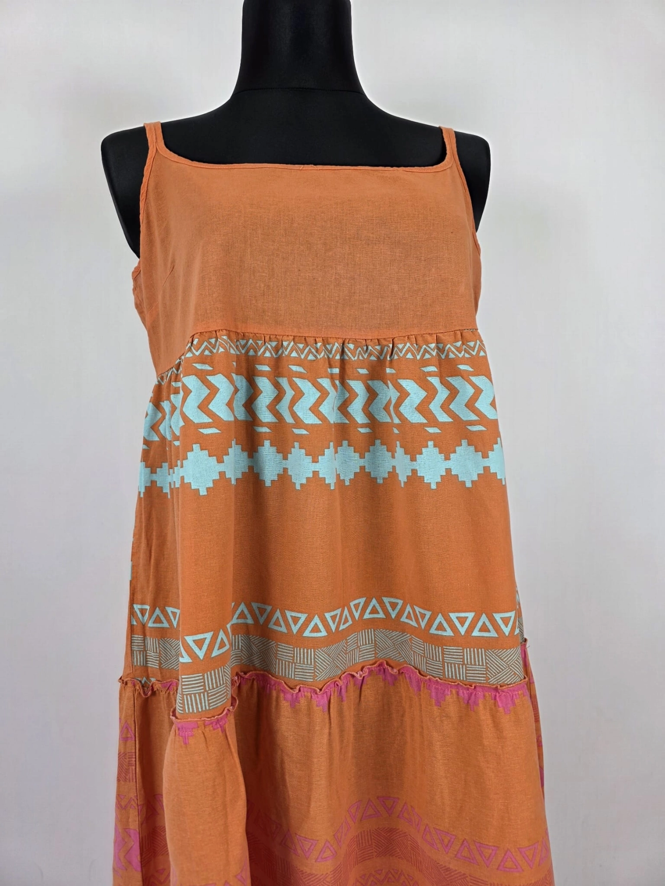 Zwiewna bawełniana sukienka maxi UP2 Fashion w stylu etnicznym to doskonała propozycja na lato, gwarantująca stylowy wygląd oraz wyjątkowy komfort noszenia