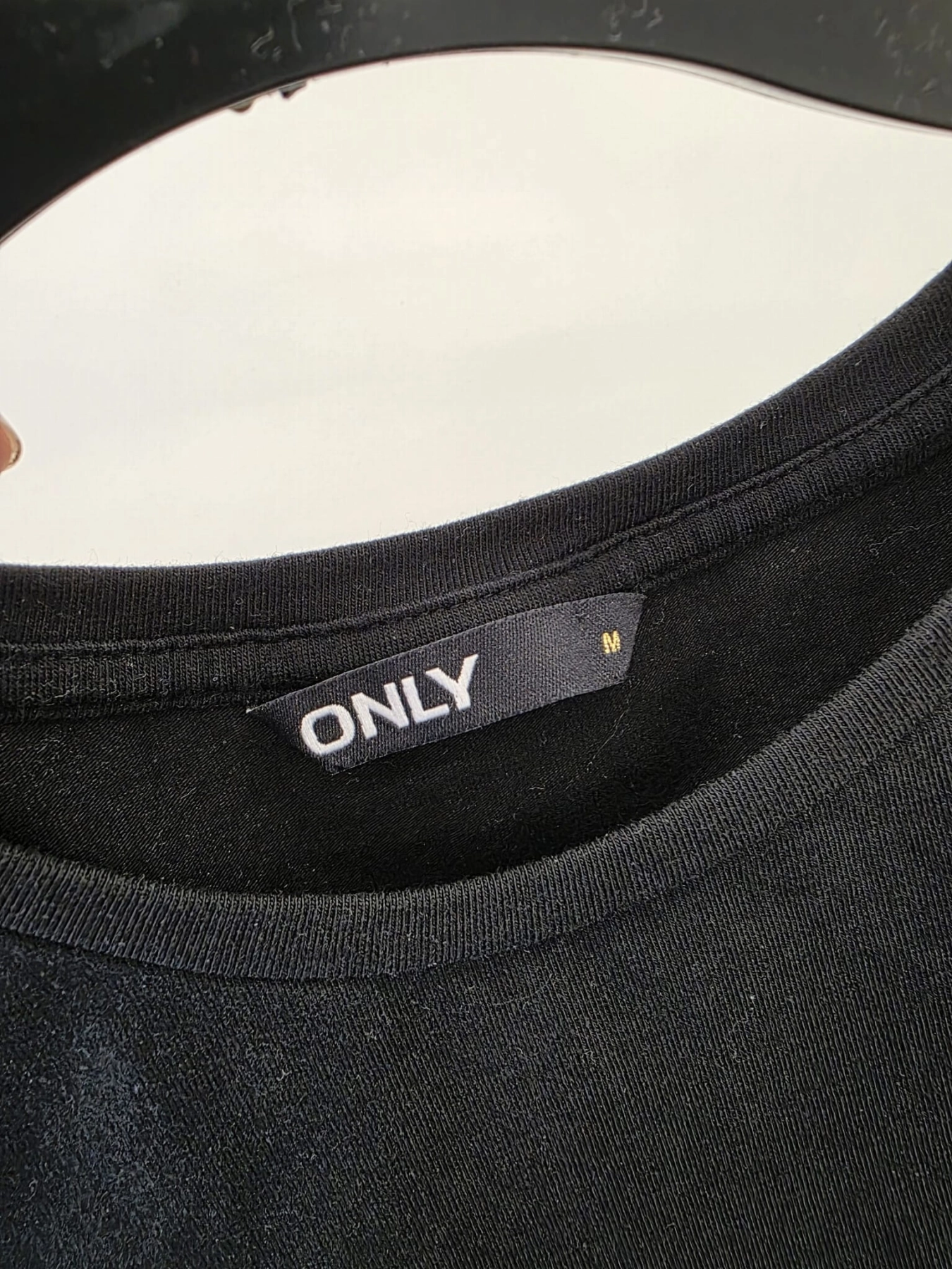 Modny komplet damski premium składający się z różowych spodni Marc O'Polo oraz czarnej bluzki ONLY z bufiastym rękawem