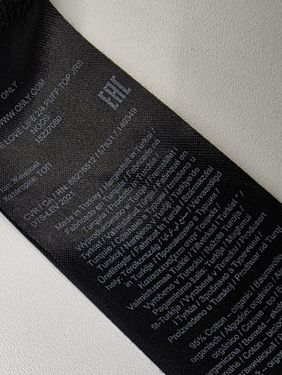Modny komplet damski premium składający się z różowych spodni Marc O'Polo oraz czarnej bluzki ONLY z bufiastym rękawem