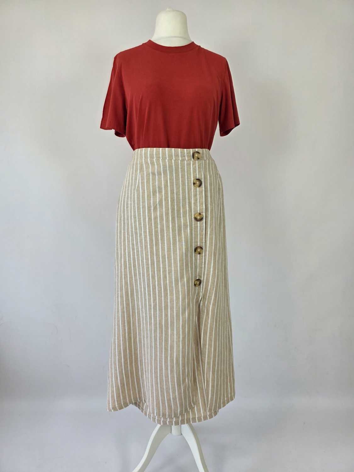 Stylowy komplet damski premium składający się z bawełnianego t-shirtu &amp; Other Stories oraz lnianej spódnicy maxi w paski Jean Pascale
