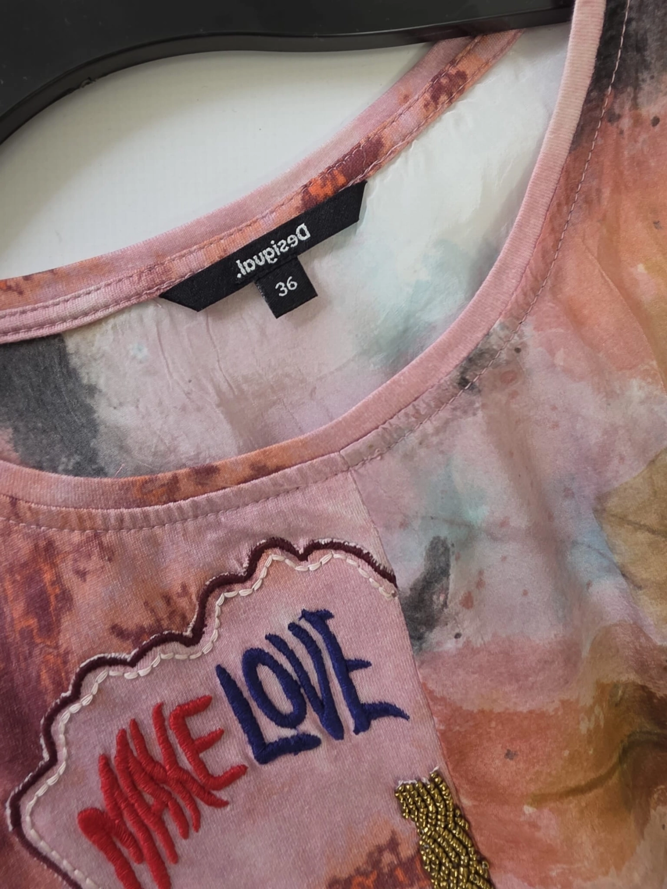 Oryginalna asymetryczna sukienka patchworkowa Desigual w rozmiarze 36 to idealny wybór dla kobiet ceniących unikalną odzież vintage premium oraz wyrazisty, hiszpański design