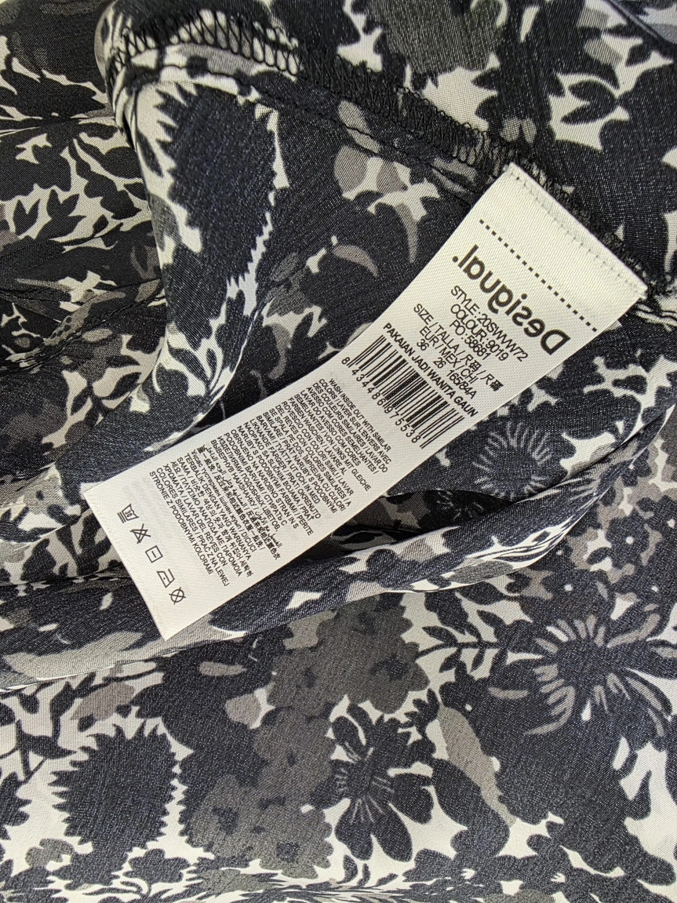 Oryginalna asymetryczna sukienka patchworkowa Desigual w rozmiarze 36 to idealny wybór dla kobiet ceniących unikalną odzież vintage premium oraz wyrazisty, hiszpański design