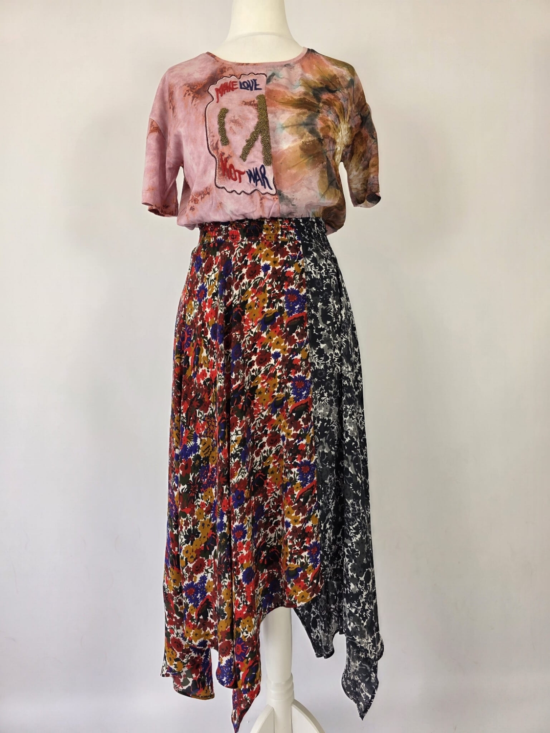 Oryginalna asymetryczna sukienka patchworkowa Desigual w rozmiarze 36 to idealny wybór dla kobiet ceniących unikalną odzież vintage premium oraz wyrazisty, hiszpański design
