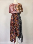 Oryginalna asymetryczna sukienka patchworkowa Desigual w rozmiarze 36 to idealny wybór dla kobiet ceniących unikalną odzież vintage premium oraz wyrazisty, hiszpański design