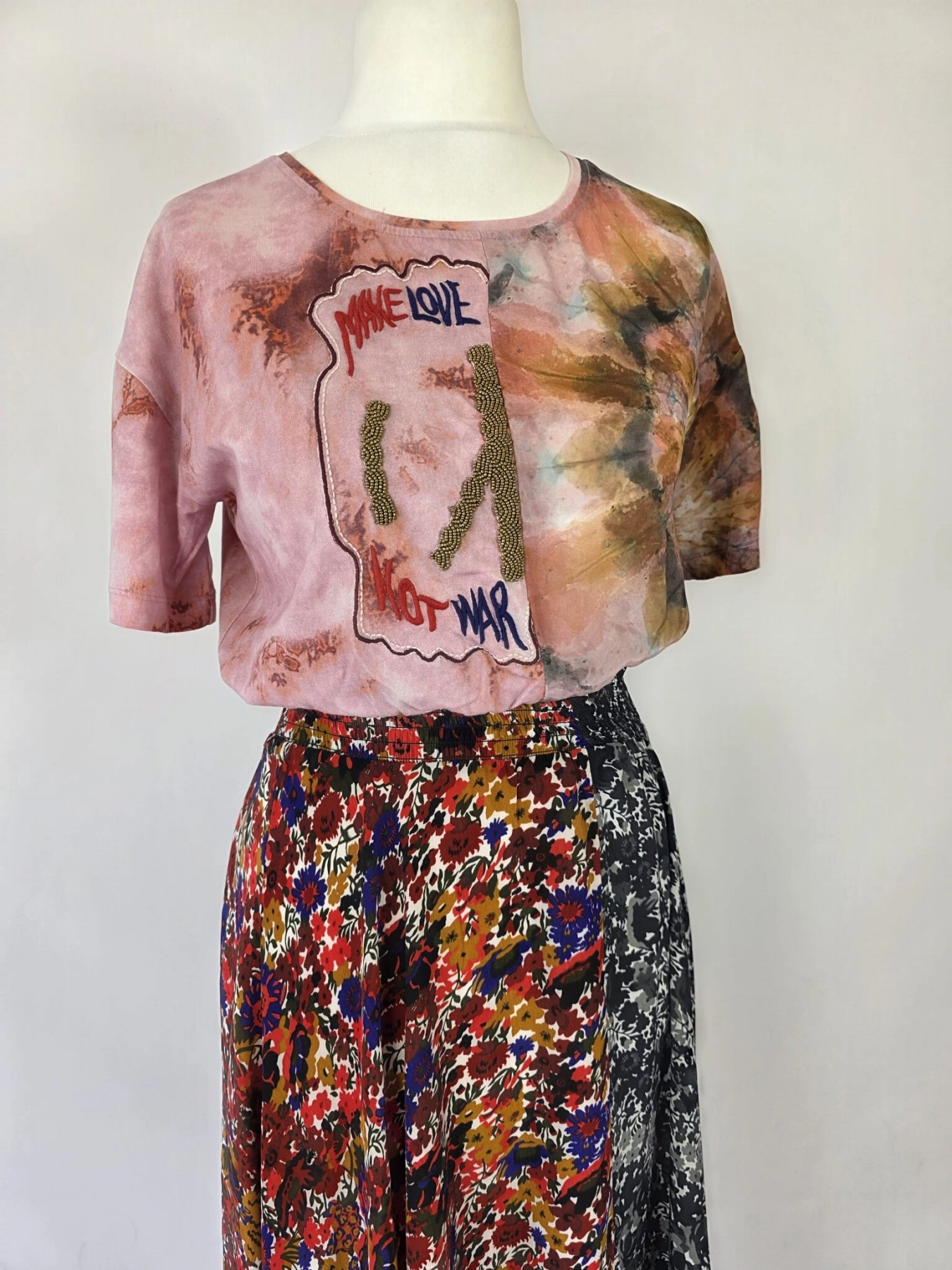 Oryginalna asymetryczna sukienka patchworkowa Desigual w rozmiarze 36 to idealny wybór dla kobiet ceniących unikalną odzież vintage premium oraz wyrazisty, hiszpański design