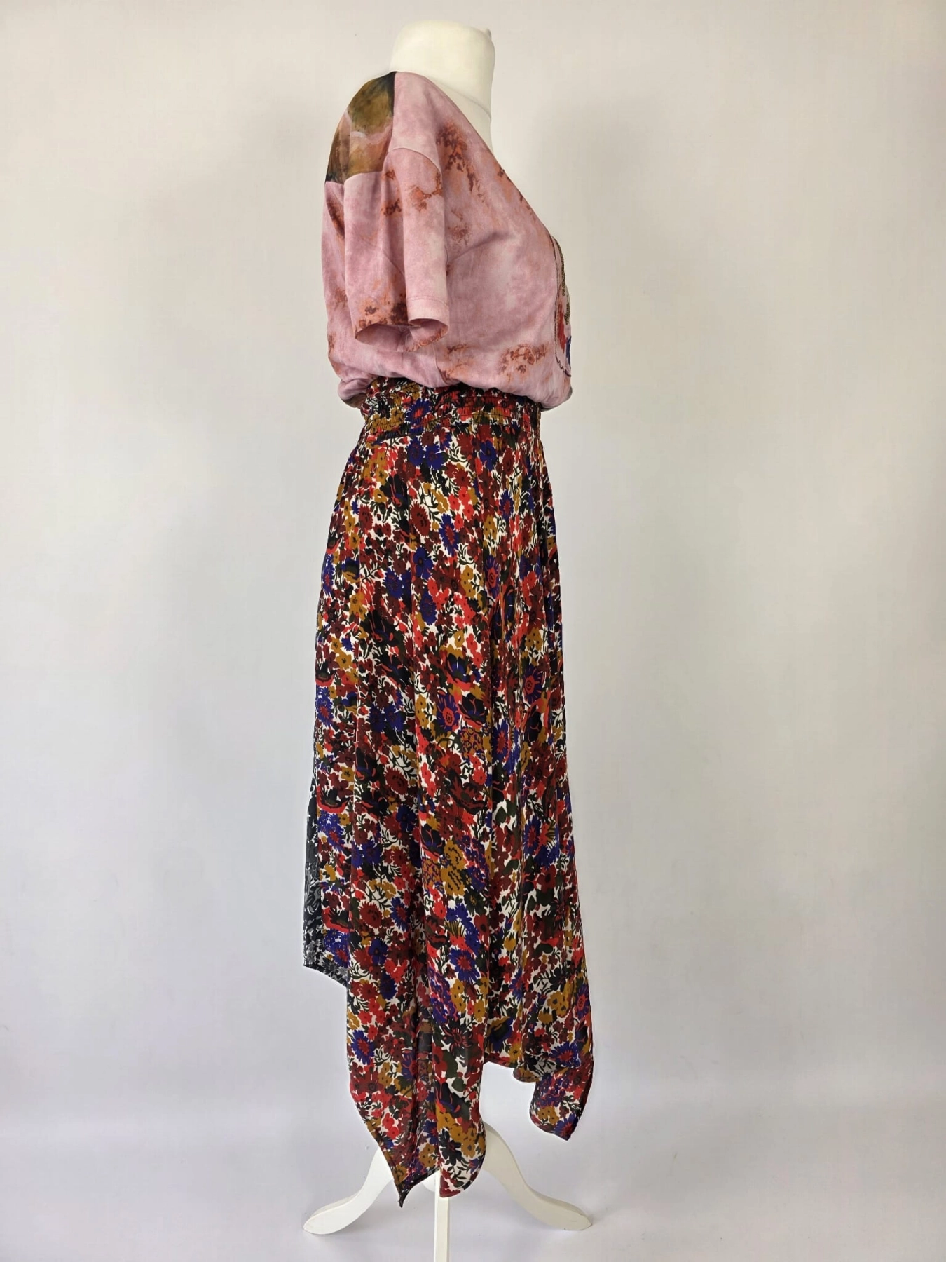 Oryginalna asymetryczna sukienka patchworkowa Desigual w rozmiarze 36 to idealny wybór dla kobiet ceniących unikalną odzież vintage premium oraz wyrazisty, hiszpański design