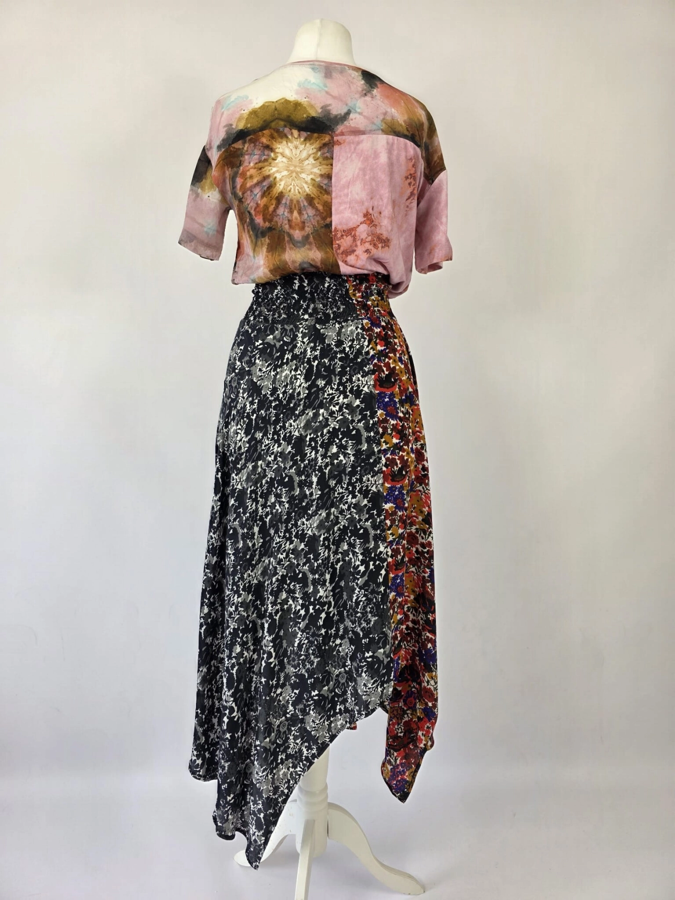Oryginalna asymetryczna sukienka patchworkowa Desigual w rozmiarze 36 to idealny wybór dla kobiet ceniących unikalną odzież vintage premium oraz wyrazisty, hiszpański design