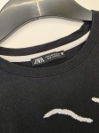 Ekskluzywny komplet damski składający się z bawełnianego t-shirtu Zara z modnym haftem oraz szerokich malinowych spodni Bershka high waist, idealny do letnich, streetwearowych stylizacji premium