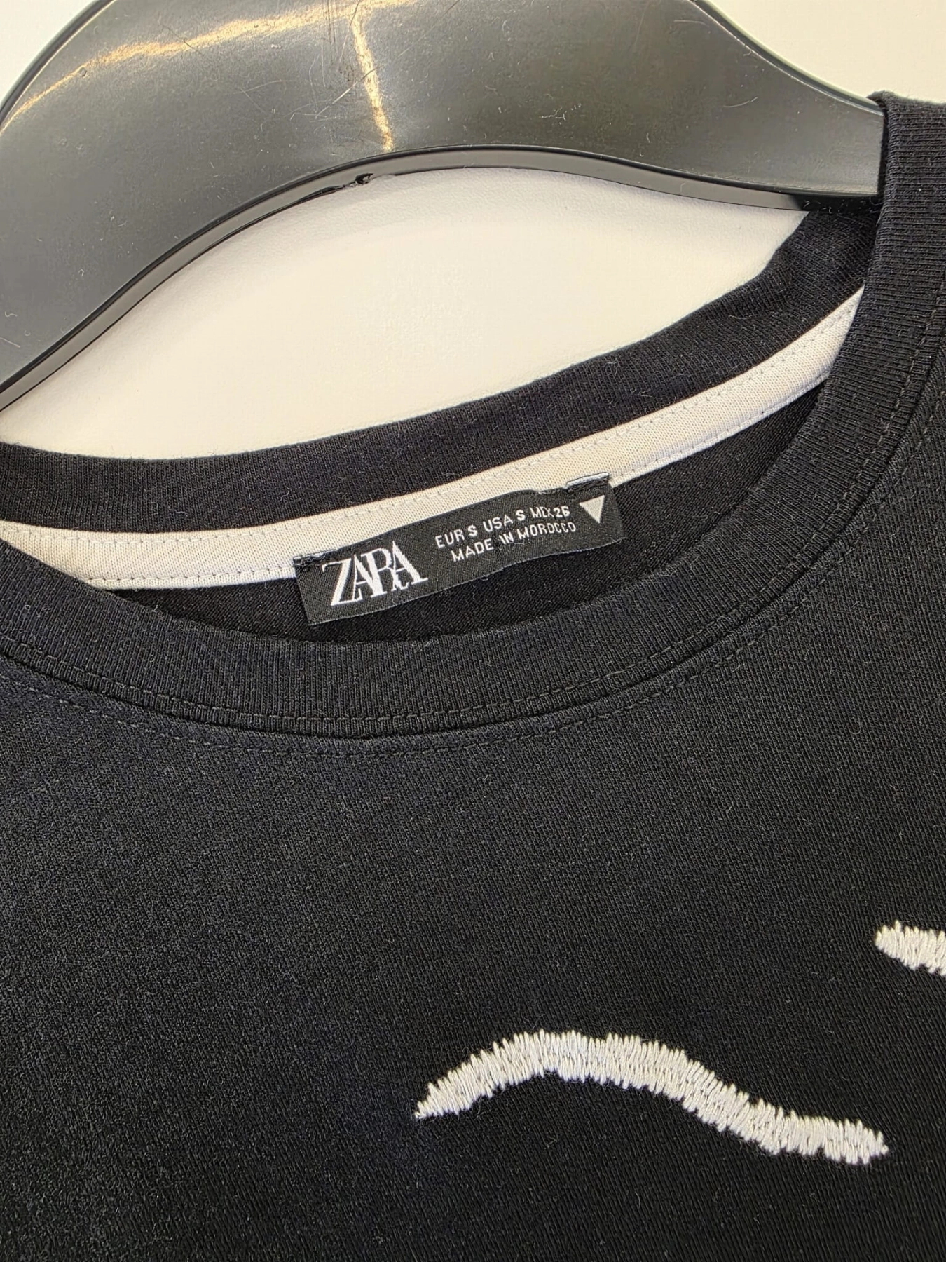 Ekskluzywny komplet damski składający się z bawełnianego t-shirtu Zara z modnym haftem oraz szerokich malinowych spodni Bershka high waist, idealny do letnich, streetwearowych stylizacji premium