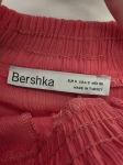 Ekskluzywny komplet damski składający się z bawełnianego t-shirtu Zara z modnym haftem oraz szerokich malinowych spodni Bershka high waist, idealny do letnich, streetwearowych stylizacji premium