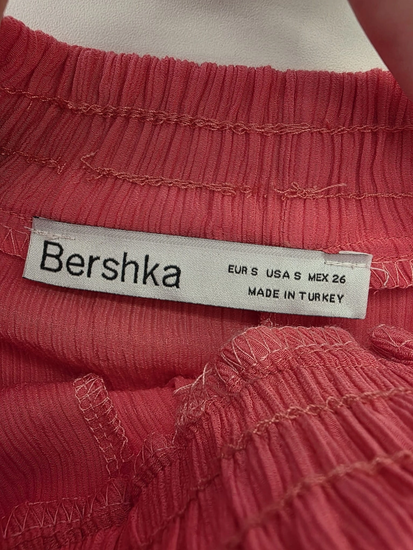 Ekskluzywny komplet damski składający się z bawełnianego t-shirtu Zara z modnym haftem oraz szerokich malinowych spodni Bershka high waist, idealny do letnich, streetwearowych stylizacji premium