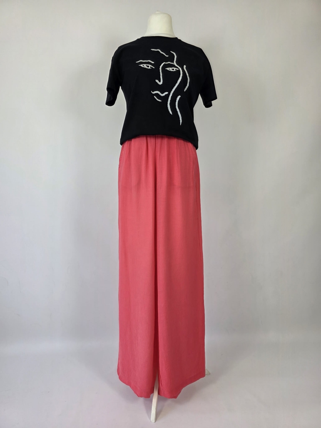 Ekskluzywny komplet damski składający się z bawełnianego t-shirtu Zara z modnym haftem oraz szerokich malinowych spodni Bershka high waist, idealny do letnich, streetwearowych stylizacji premium