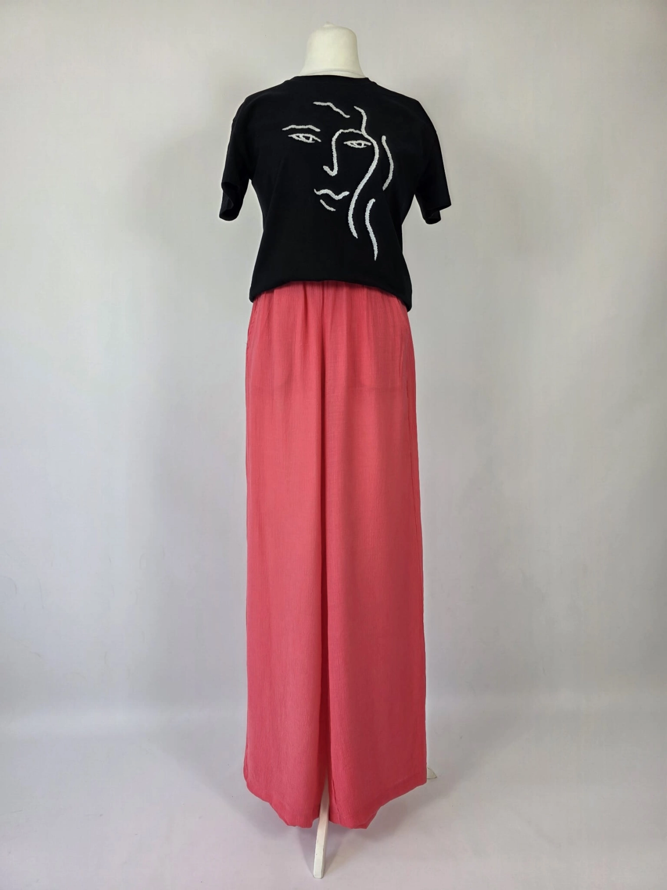 Ekskluzywny komplet damski składający się z bawełnianego t-shirtu Zara z modnym haftem oraz szerokich malinowych spodni Bershka high waist, idealny do letnich, streetwearowych stylizacji premium