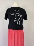 Ekskluzywny komplet damski składający się z bawełnianego t-shirtu Zara z modnym haftem oraz szerokich malinowych spodni Bershka high waist, idealny do letnich, streetwearowych stylizacji premium