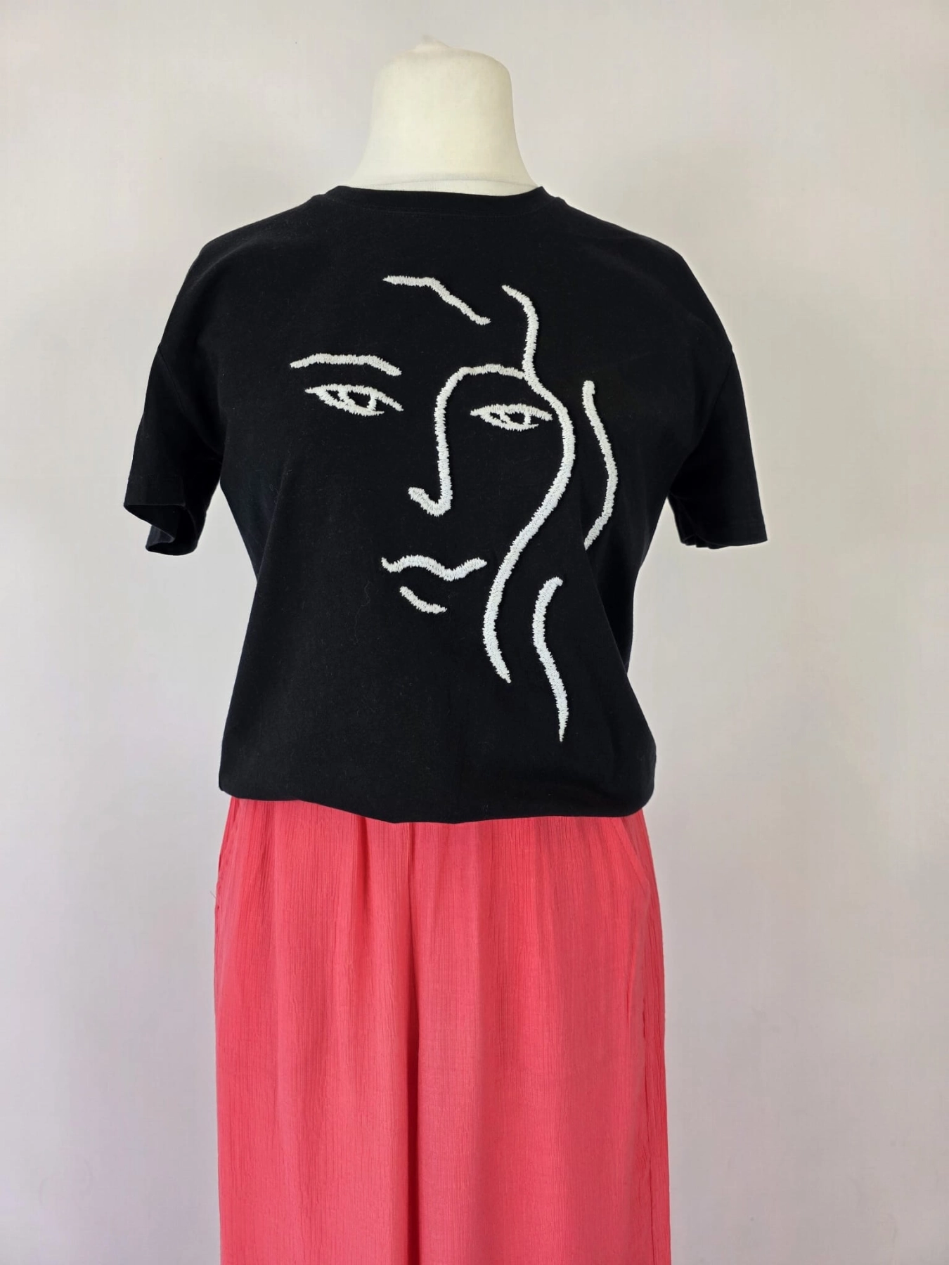 Ekskluzywny komplet damski składający się z bawełnianego t-shirtu Zara z modnym haftem oraz szerokich malinowych spodni Bershka high waist, idealny do letnich, streetwearowych stylizacji premium