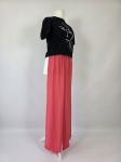 Ekskluzywny komplet damski składający się z bawełnianego t-shirtu Zara z modnym haftem oraz szerokich malinowych spodni Bershka high waist, idealny do letnich, streetwearowych stylizacji premium