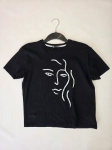 Ekskluzywny komplet damski składający się z bawełnianego t-shirtu Zara z modnym haftem oraz szerokich malinowych spodni Bershka high waist, idealny do letnich, streetwearowych stylizacji premium
