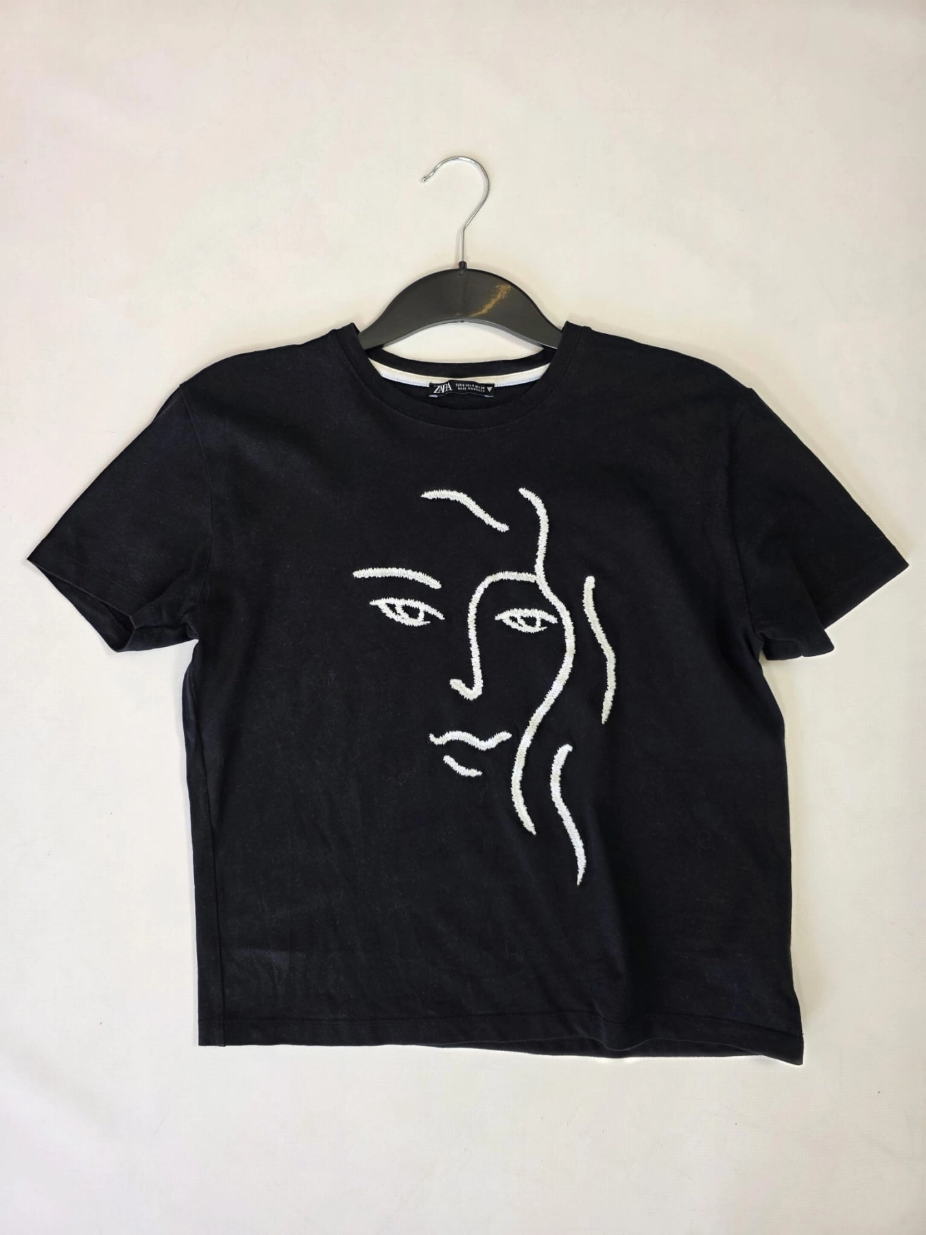 Ekskluzywny komplet damski składający się z bawełnianego t-shirtu Zara z modnym haftem oraz szerokich malinowych spodni Bershka high waist, idealny do letnich, streetwearowych stylizacji premium