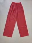 Ekskluzywny komplet damski składający się z bawełnianego t-shirtu Zara z modnym haftem oraz szerokich malinowych spodni Bershka high waist, idealny do letnich, streetwearowych stylizacji premium