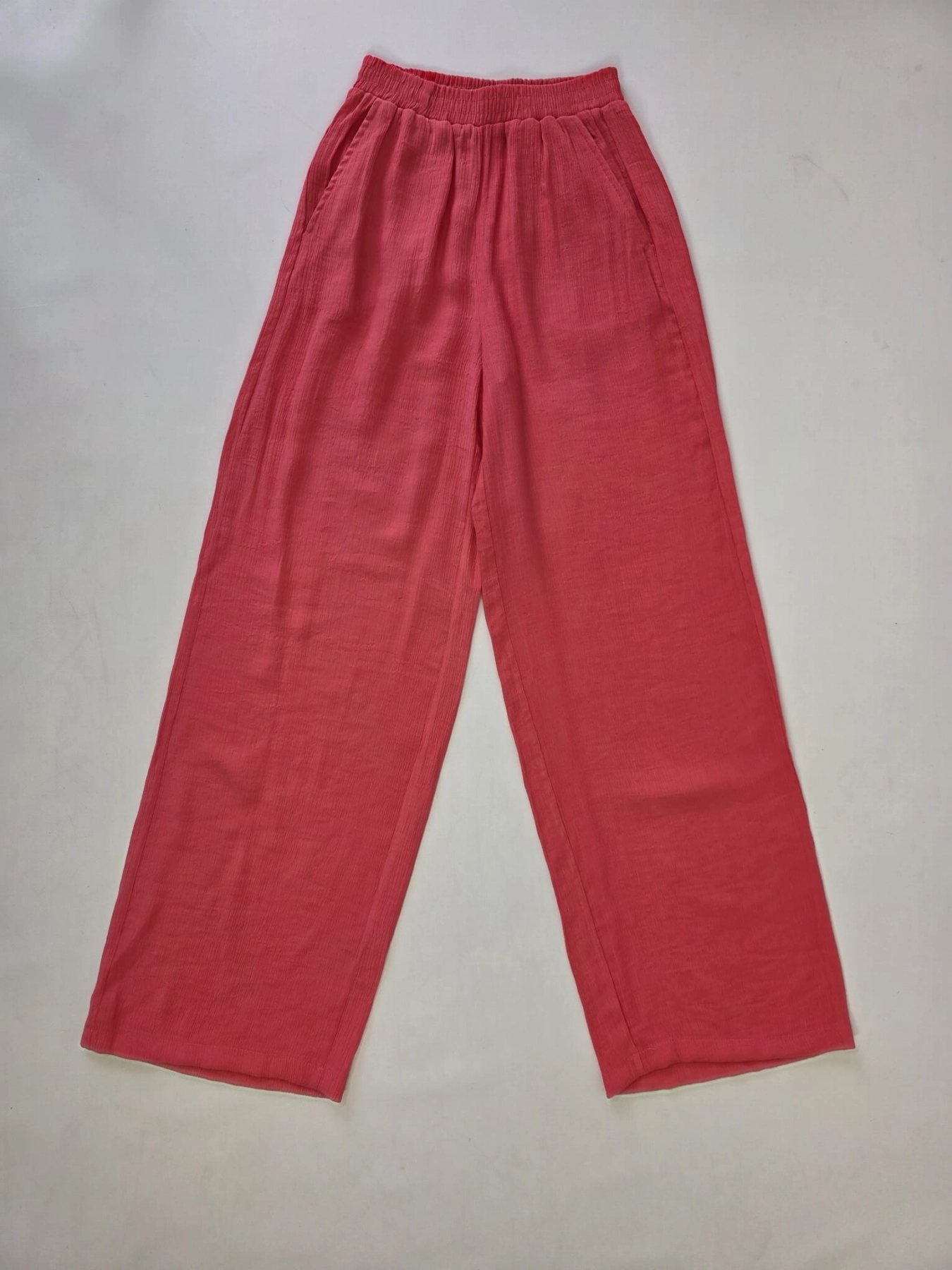 Ekskluzywny komplet damski składający się z bawełnianego t-shirtu Zara z modnym haftem oraz szerokich malinowych spodni Bershka high waist, idealny do letnich, streetwearowych stylizacji premium