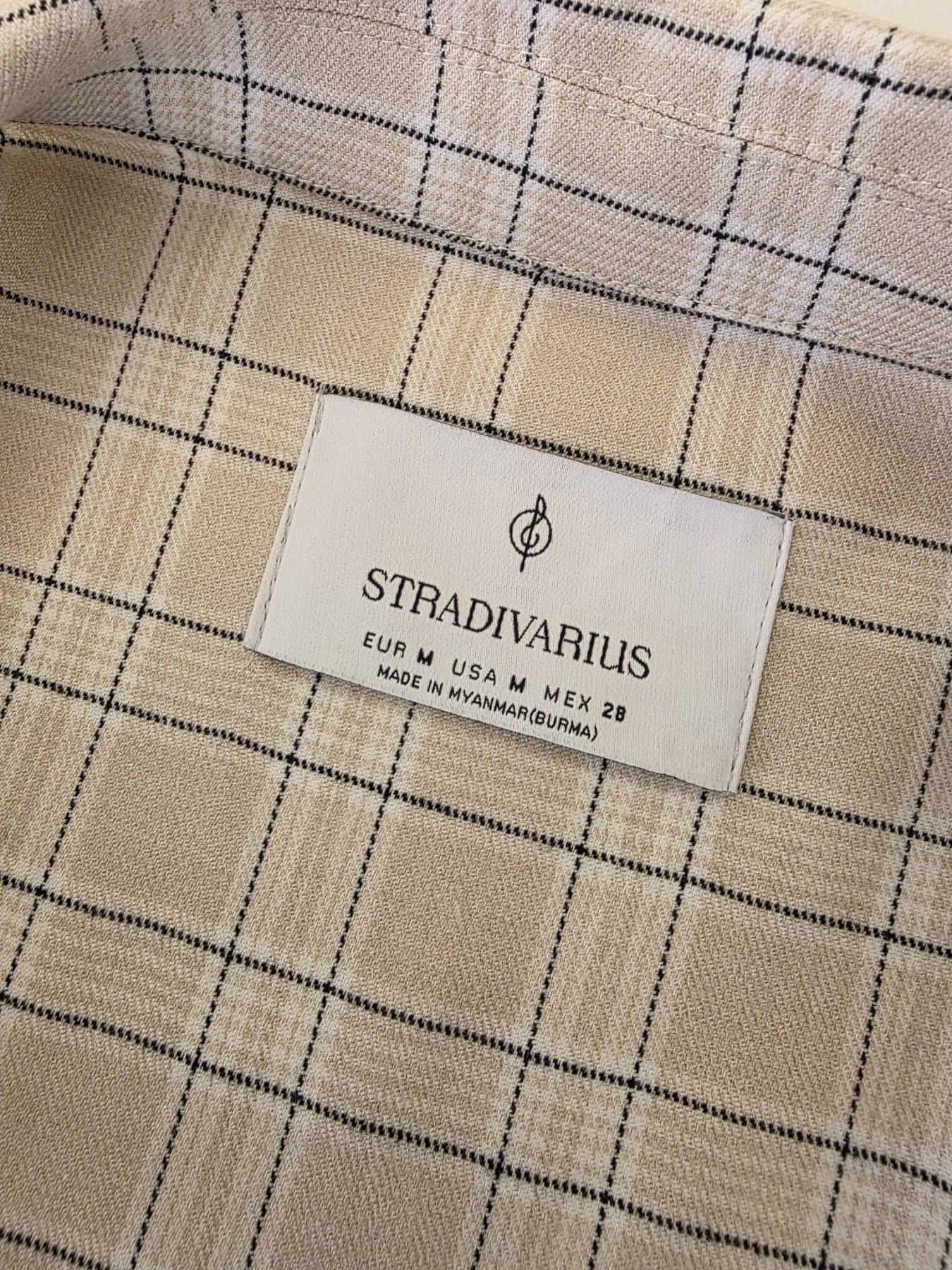Trzyczęściowy komplet damski premium z marynarką Stradivarius, prążkowanym topem LeGer oraz wełnianą spódnicą Kenar w modnym odcieniu beżu i brązu