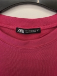 Różowa sukienka bawełniana Zara o sportowym kroju t-shirt z surowym wykończeniem