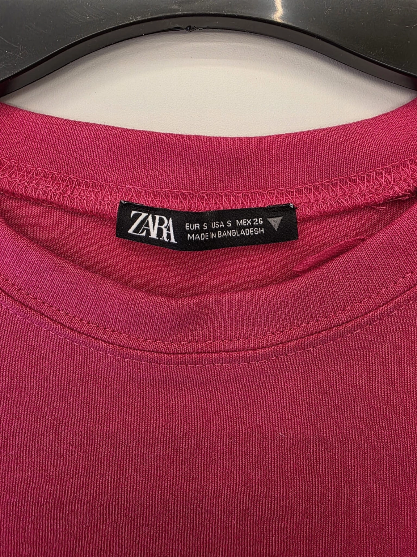 Różowa sukienka bawełniana Zara o sportowym kroju t-shirt z surowym wykończeniem