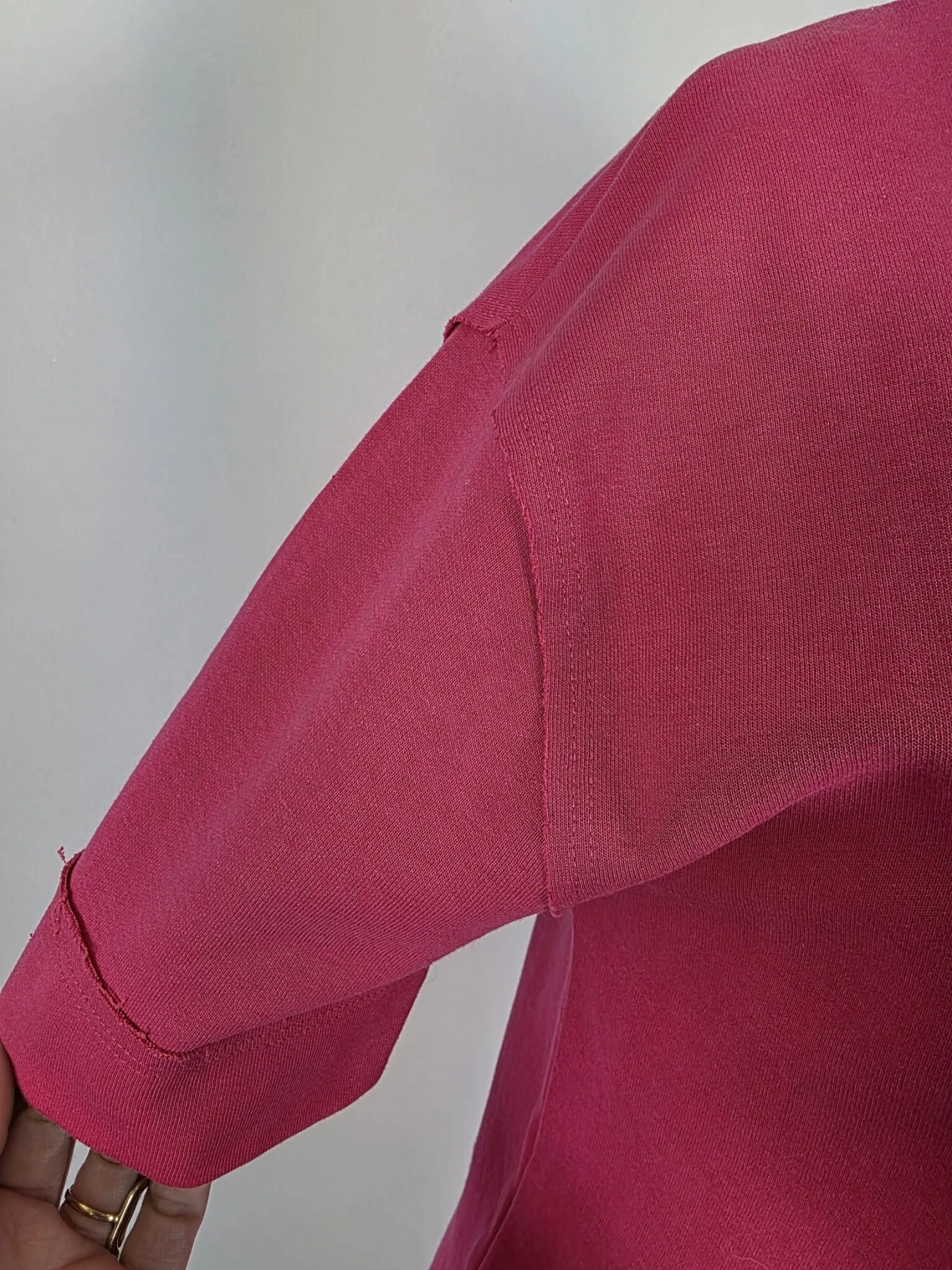 Różowa sukienka bawełniana Zara o sportowym kroju t-shirt z surowym wykończeniem
