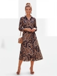 Elegancka wiskozowa sukienka midi marki Danhen w brązowy wzór paisley, z kołnierzykiem i rozcięciami po bokach, idealna do stylizacji biurowych i casualowych premium