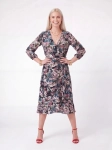 Kopertowa sukienka midi w kwiaty marki Danhen, wykonana w 100% z wiskozy, to idealna asymetryczna kreacja premium, która perfekcyjnie podkreśla talię i pasuje na każdą elegancką okazję
