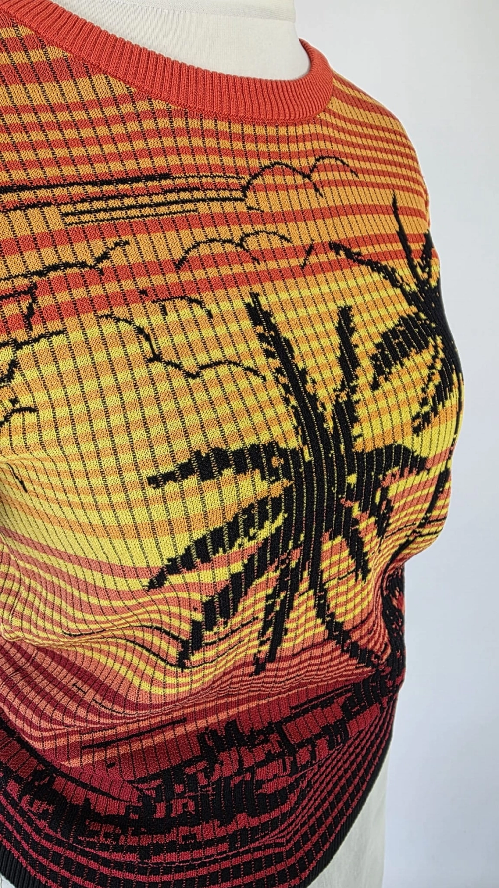 Ekskluzywny komplet damski premium składający się z kolorowej bluzki Desigual w palmy oraz włoskich szarych jeansów rurkowych marki Please