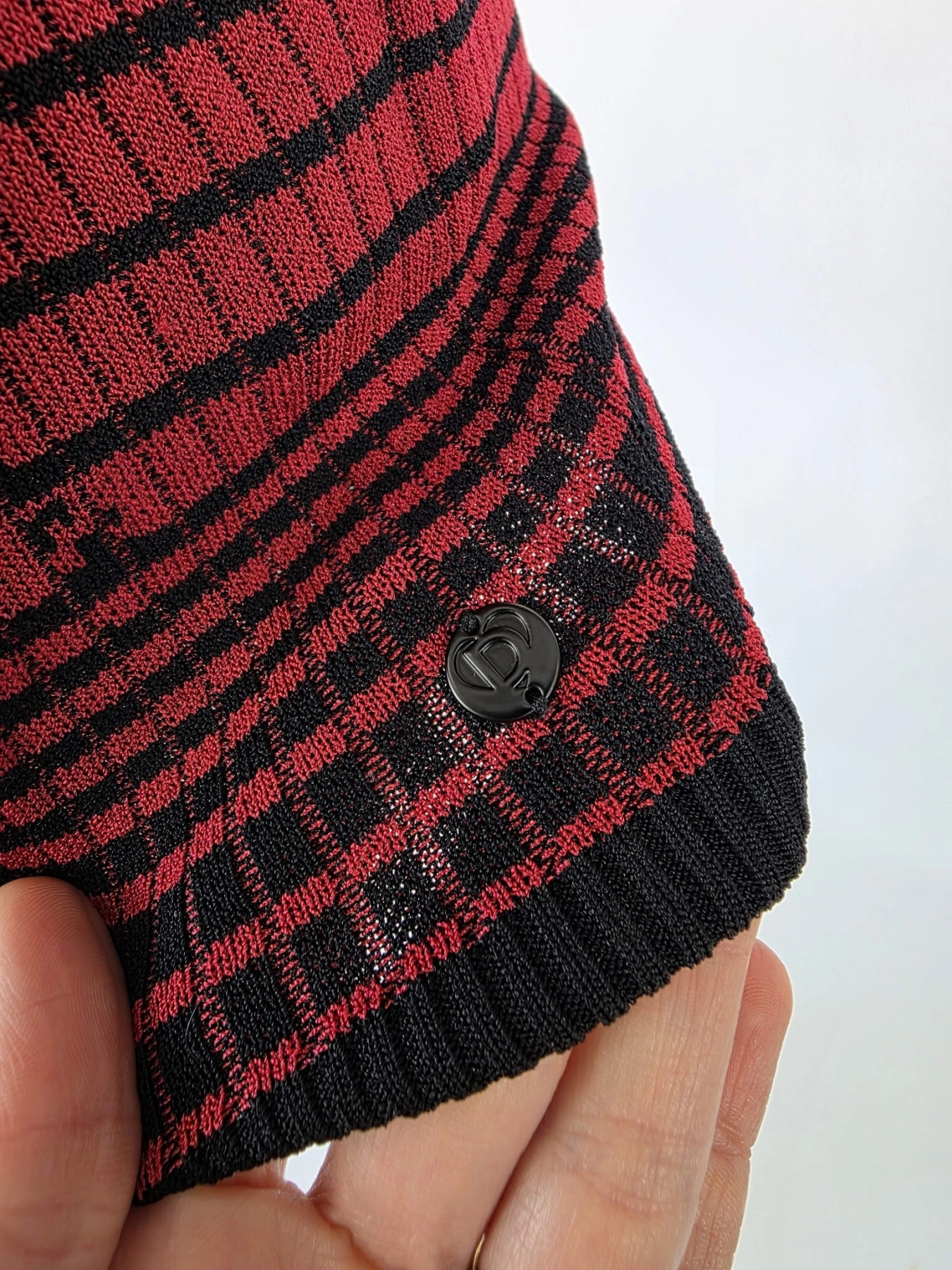 Ekskluzywny komplet damski premium składający się z kolorowej bluzki Desigual w palmy oraz włoskich szarych jeansów rurkowych marki Please