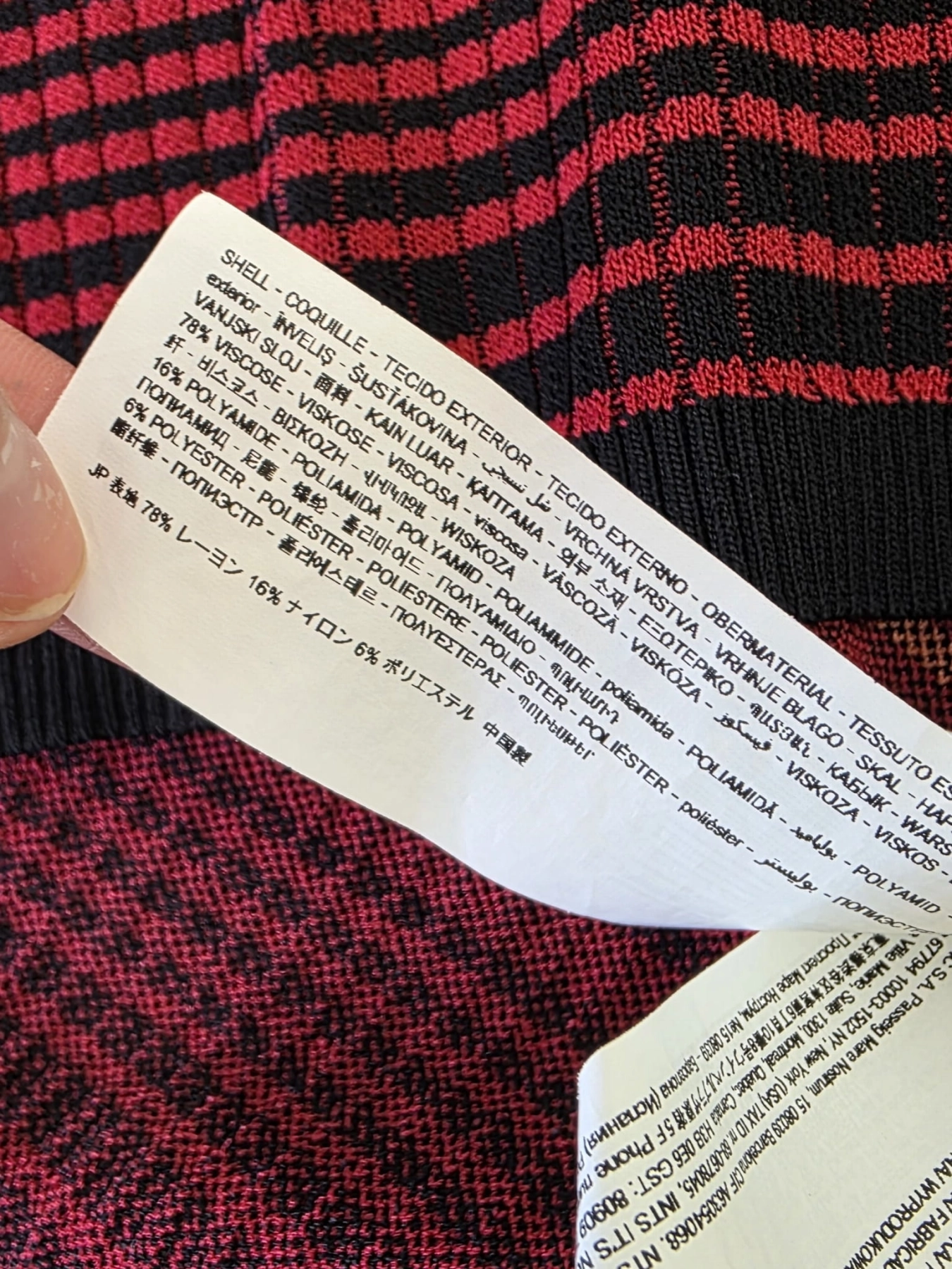 Ekskluzywny komplet damski premium składający się z kolorowej bluzki Desigual w palmy oraz włoskich szarych jeansów rurkowych marki Please