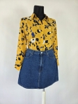 Damski komplet premium składający się z wzorzystej koszuli wiskozowej Hema oraz klasycznej spódnicy jeansowej mini marki Cross Jeans