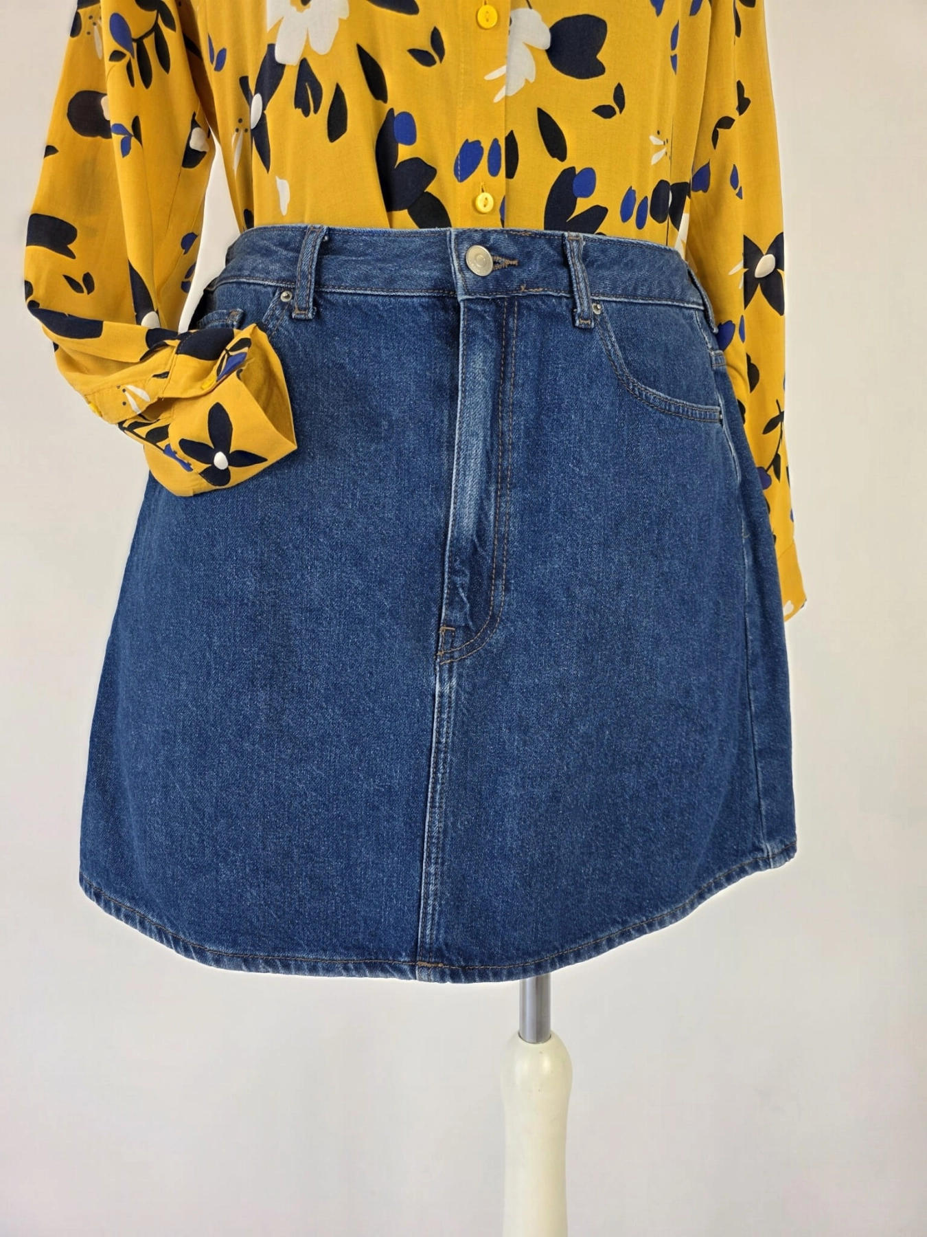 Damski komplet premium składający się z wzorzystej koszuli wiskozowej Hema oraz klasycznej spódnicy jeansowej mini marki Cross Jeans