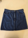 Damski komplet premium składający się z wzorzystej koszuli wiskozowej Hema oraz klasycznej spódnicy jeansowej mini marki Cross Jeans